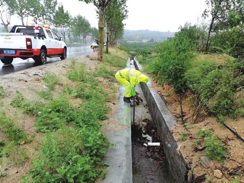 51支队伍810余人全天值守 烟台公路全力保障安全度汛.jpg