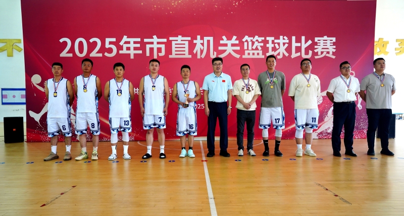 市体育局党组书记、局长张晓东为季军队颁奖.JPG 市体育局党组书记、局长张晓东为季军队颁奖.JPG